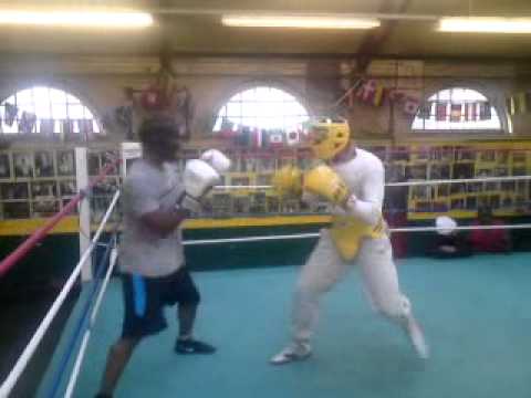 Sparring at repton with boxer Antwun.MP4